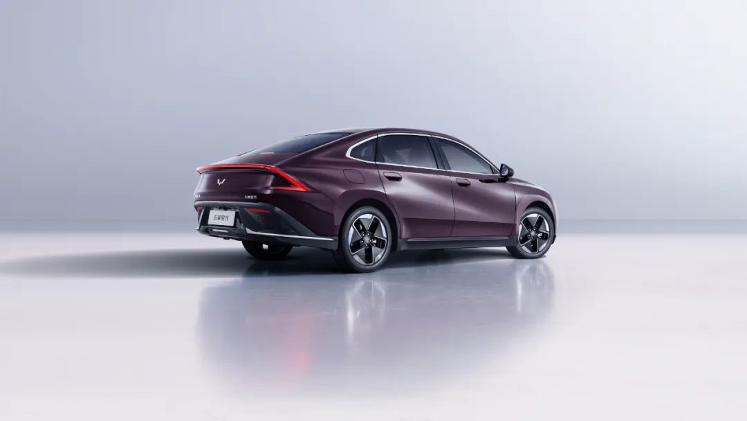 五菱星光新能源轿车 11 月下旬上市:灵犀混动 + 神炼电池,百公里综合油耗 3.98L