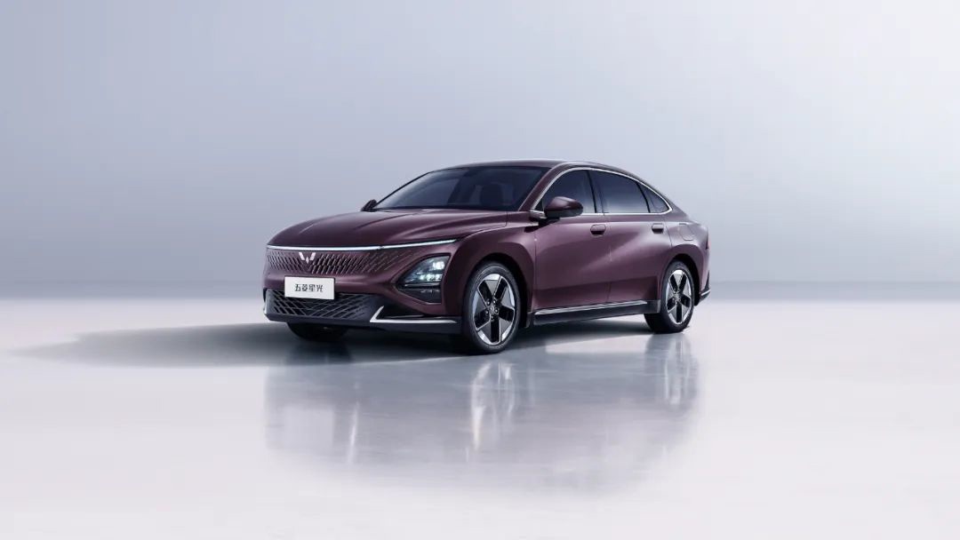 五菱星光新能源轿车 11 月下旬上市:灵犀混动 + 神炼电池,百公里综合油耗 3.98L