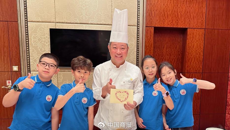 同学们点赞董玉振的匠心精神。(穆疋/图)