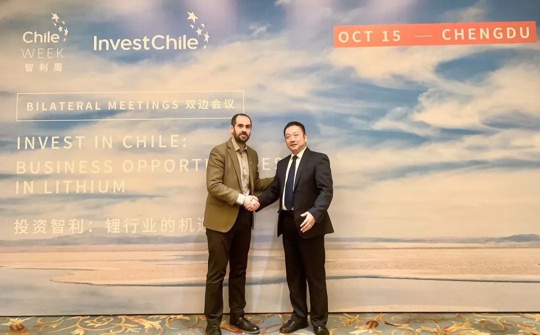 图/天齐锂业董事会秘书/副总裁张文宇与智利经济、促进和旅游部长尼古拉斯·格劳合影 来源:天齐锂业