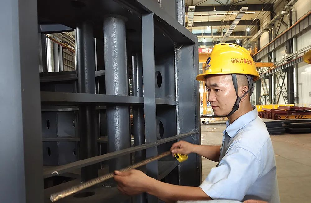 湘电股份技术员正在测量结构件(摄影:肖伟)