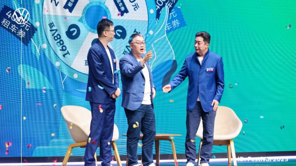 “贾俞组合”登台表演小品