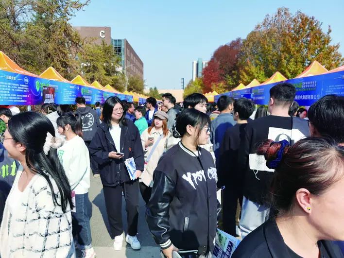 文化创意类毕业生在就业创业洽谈会上寻找心仪的岗位。 