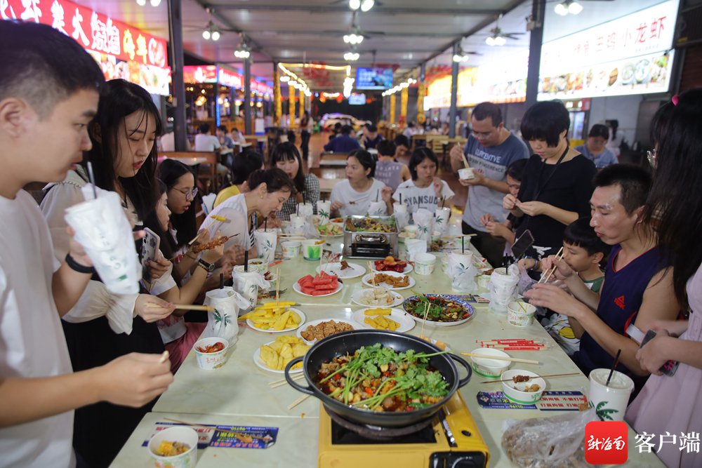 夜市打卡团成员走进海垦花园夜市。记者 王威 摄