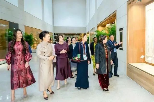 ·10月18日上午,国家主席习近平夫人彭丽媛邀请出席第三届“一带一路”国际合作高峰论坛的外方领导人夫人参观中国工艺美术馆(中国非物质文化遗产馆)。这是彭丽媛同外方领导人夫人听取中华戏曲文化介绍。(新华社记者 翟健岚 摄)