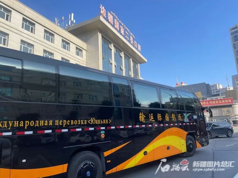 10月20日,停在在边疆宾馆停车场的服务点班车。马婷摄