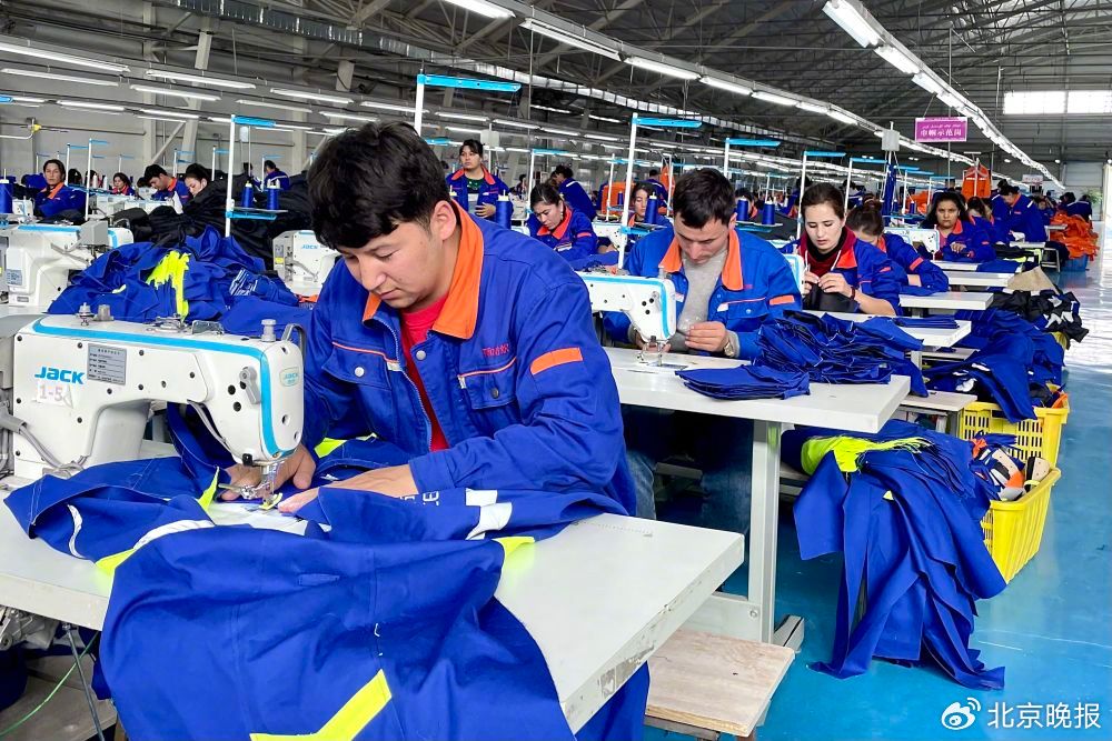 图为10月16日拍摄的京和纺织科技有限公司服装车间。新华社记者 赵旭 摄
