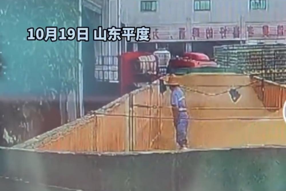 (青岛啤酒三厂工作服与网传视频当事人服装对比)