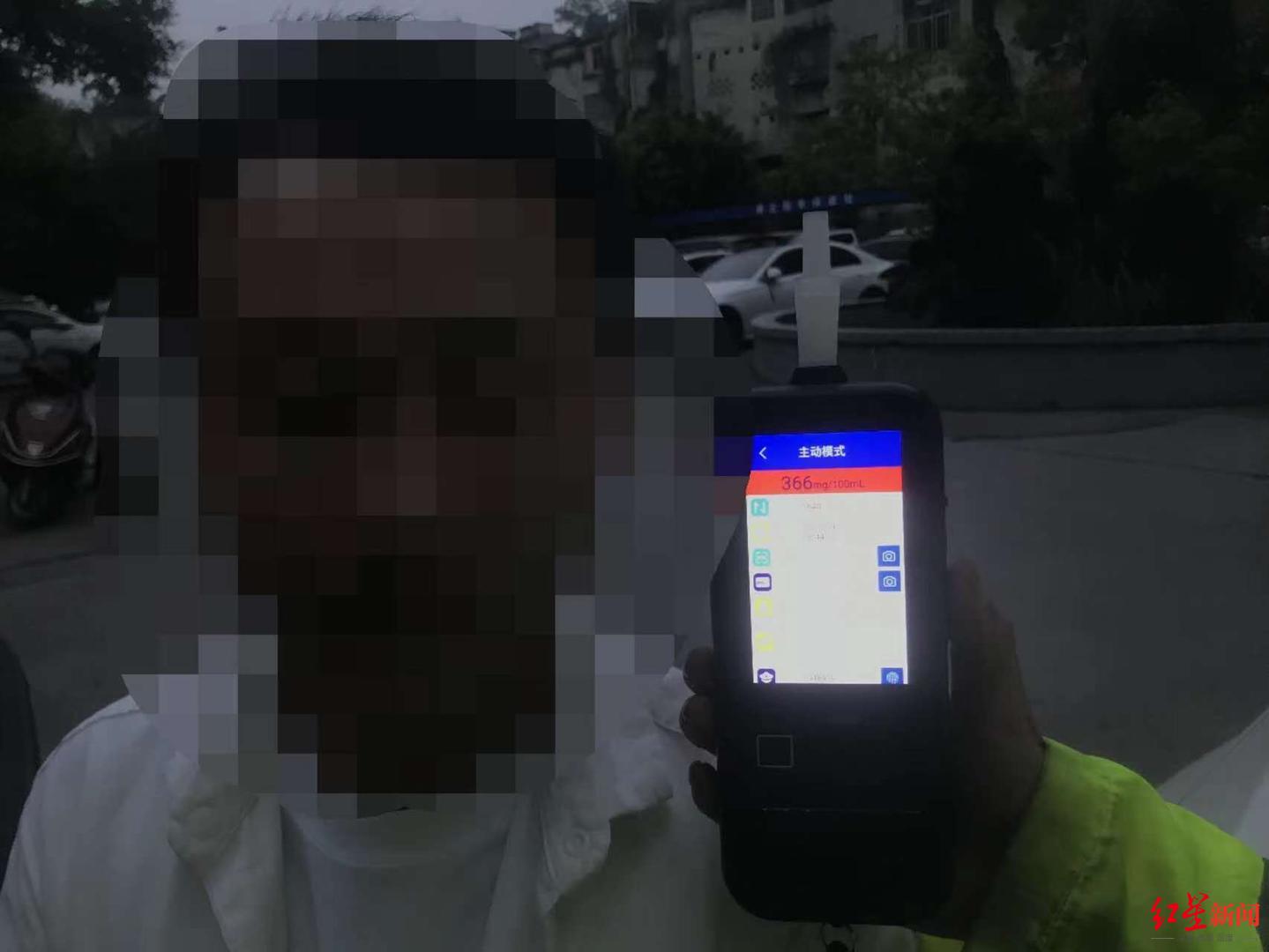 网传男子驾车等红灯时呼呼大睡10多分钟 警方：属醉驾，吊销驾照还将追究刑责