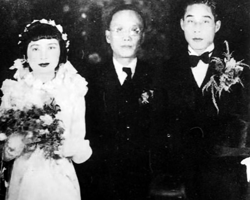 魏鹤龄与袁蓉结婚,郭沫若(中)担任司仪。