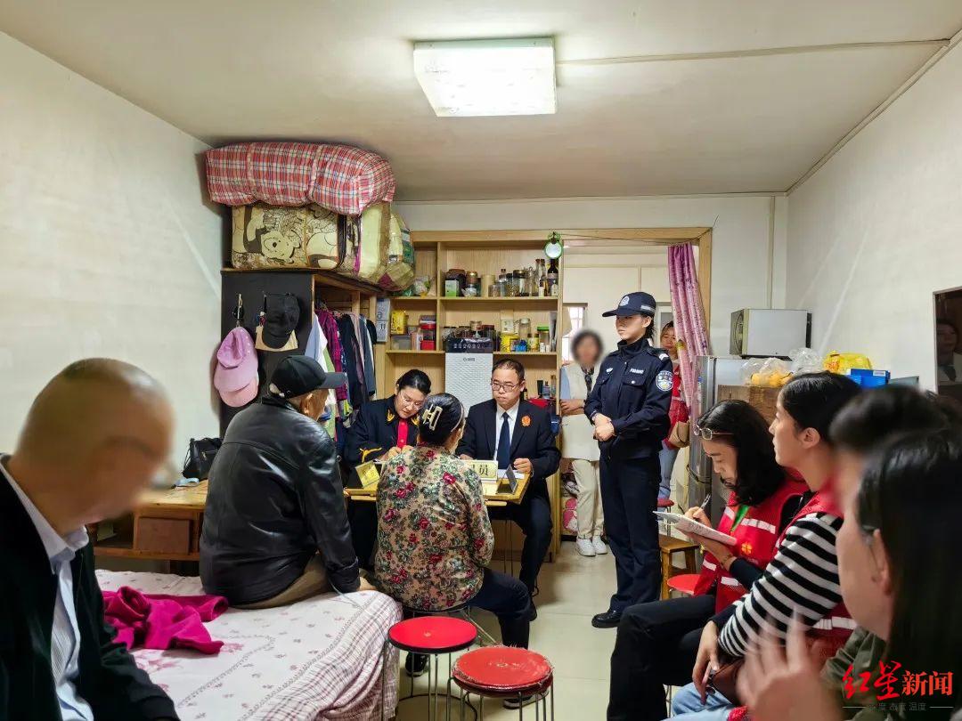 90岁大爷起诉离婚称老伴疏于照顾自己,老伴则说零花钱太少 法官调解重归于好