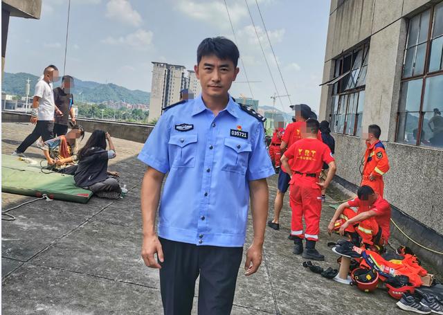 ▲赵先生身着警服的剧照曾被诈骗分子用来发给网友进行诈骗 受访者供图