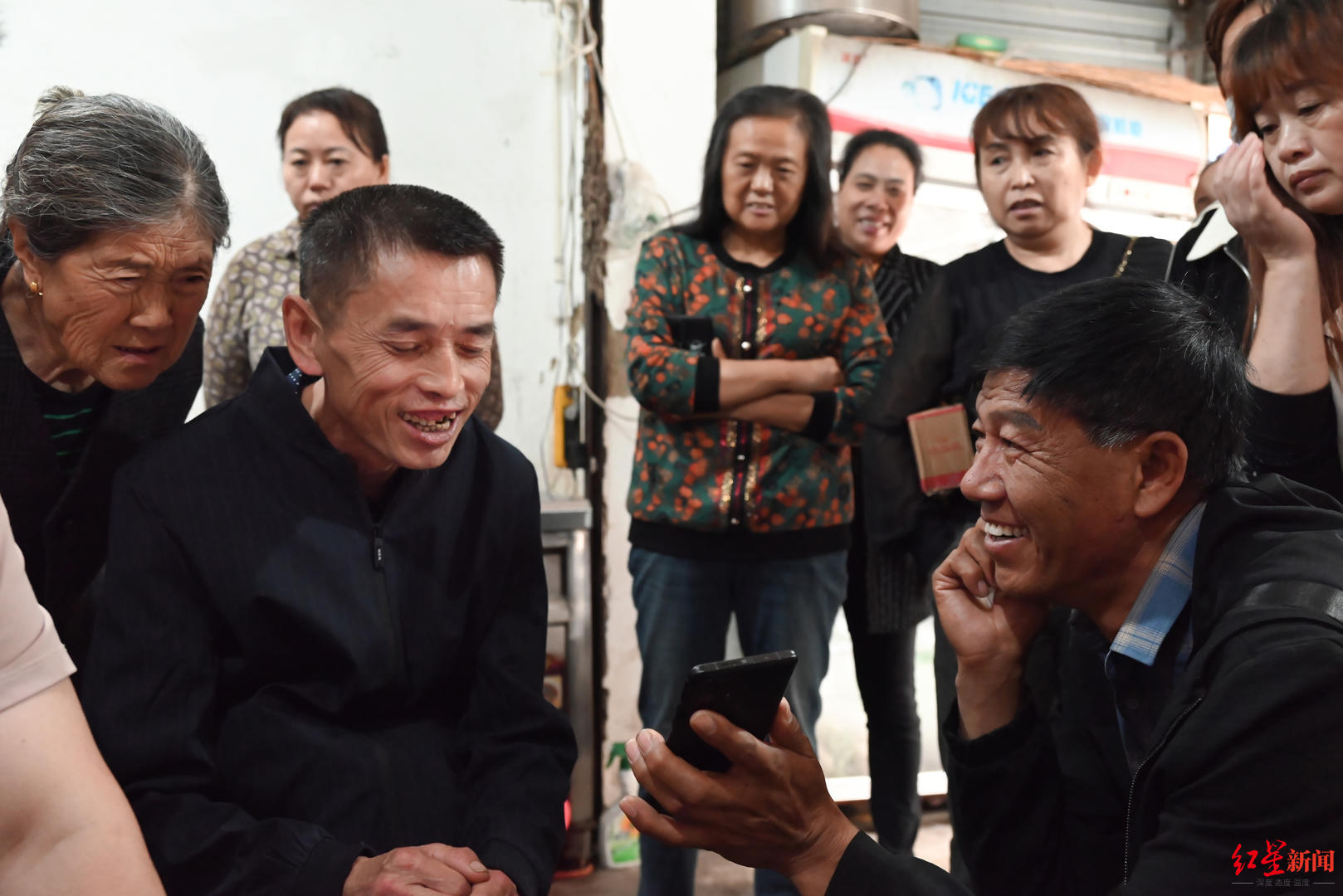 好心夫妻收留聋哑人3年多为他寻亲，找到家人时才得知他已经流浪37年