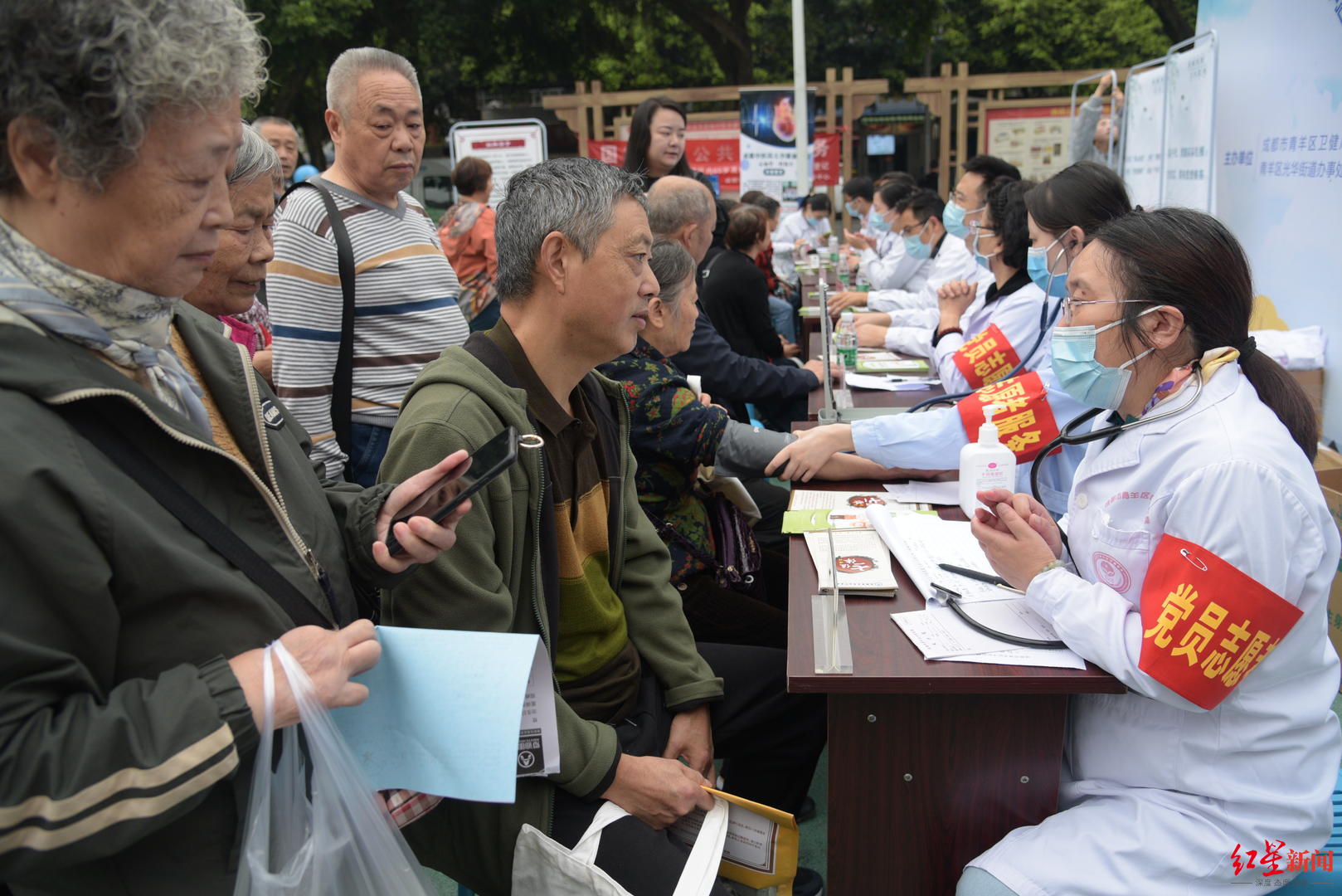 重阳节义诊、敬老音乐会……成都健康服务向社区居家老年人延伸