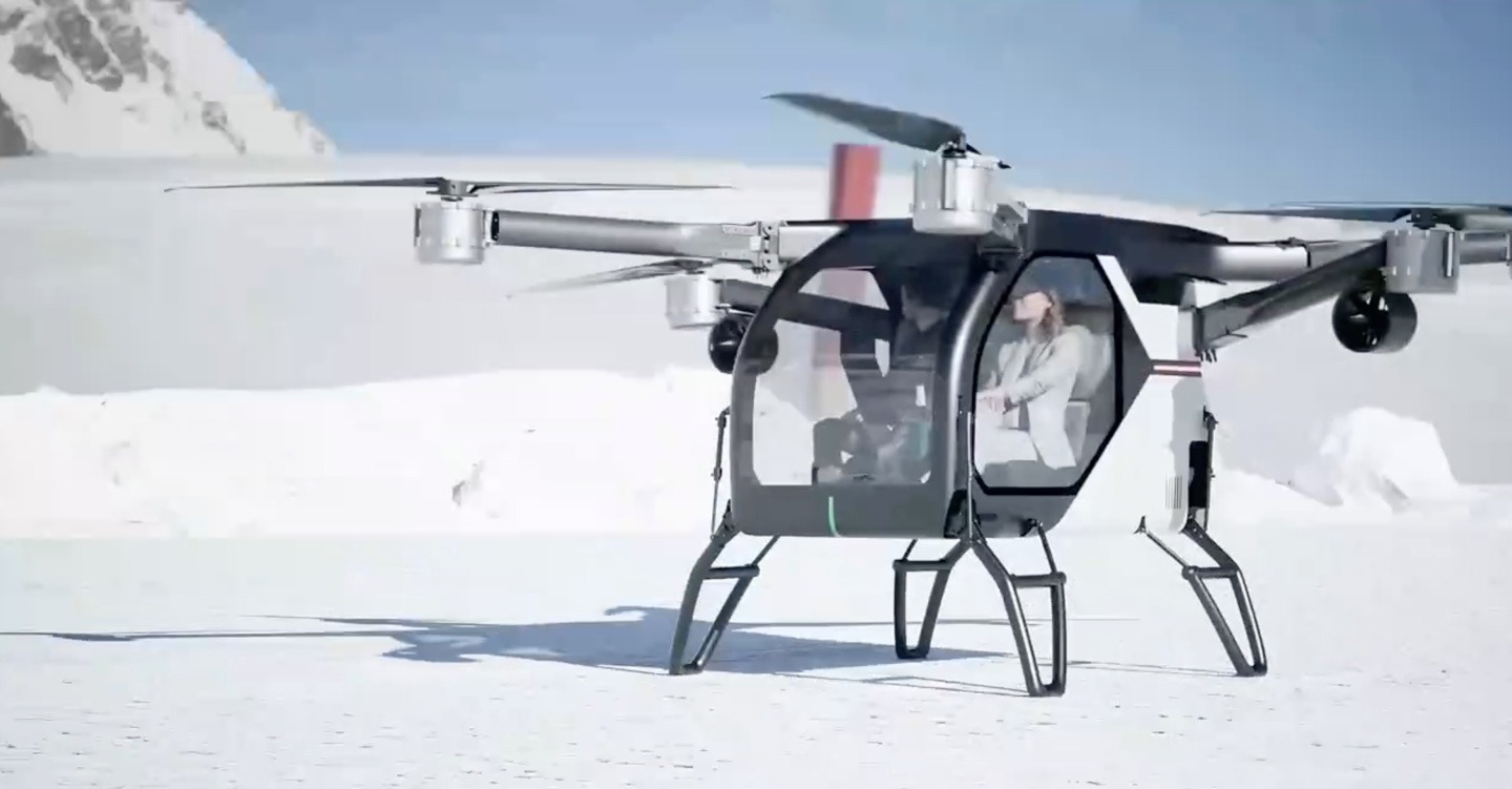 小鹏展示概念飞行汽车“陆地航母”