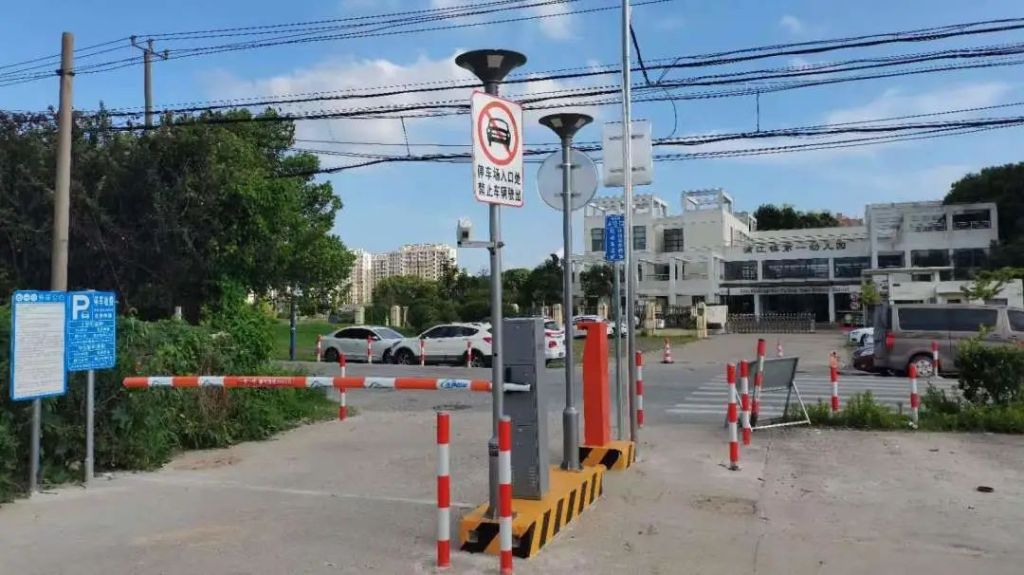 拓宽立跃路浦锦路东西两侧停车场