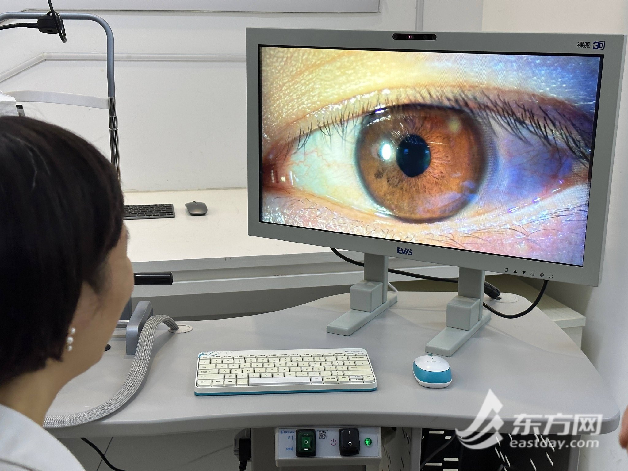 采访团记者体验裸眼3D技术