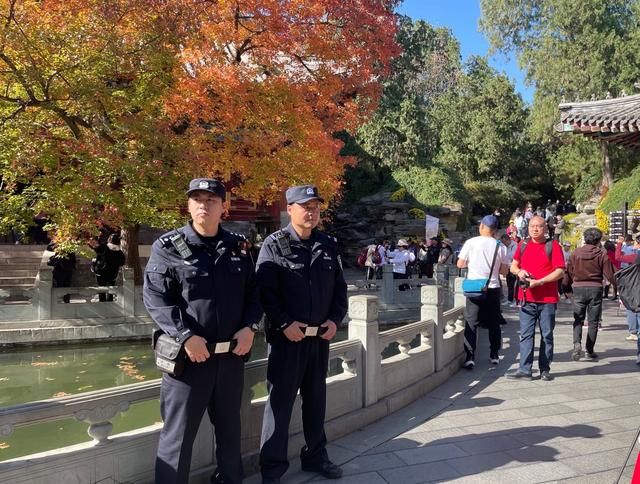 10月27日上午,香山派出所民警在公园内执勤。 新京报记者 张静姝 摄