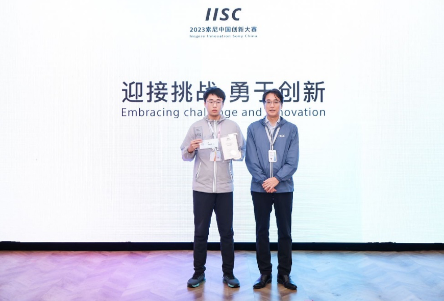 索尼(中国)副总裁、索尼中国软件中心负责人布川克彦为高校学生颁发奖项。