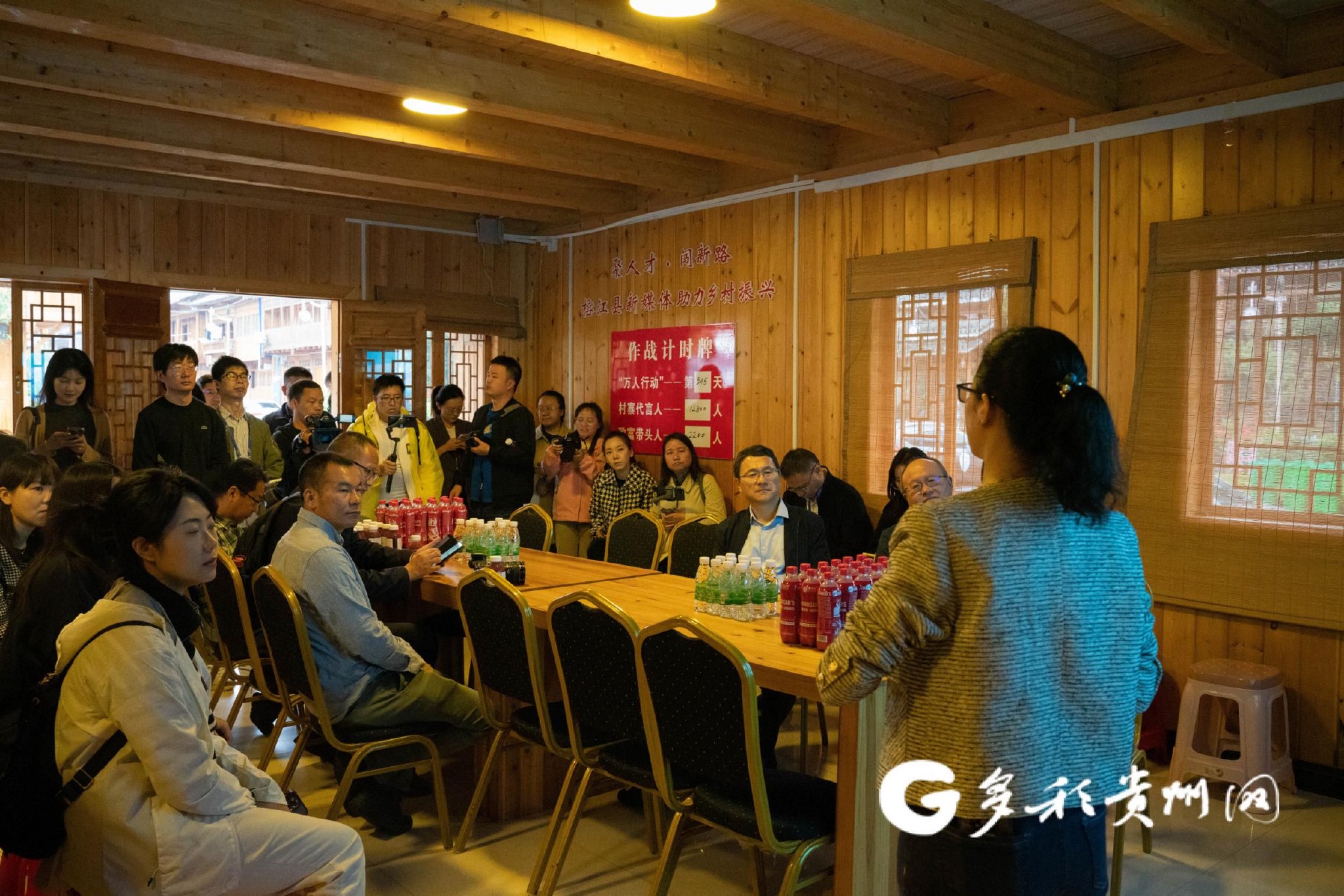 记者团听取产业园发展情况