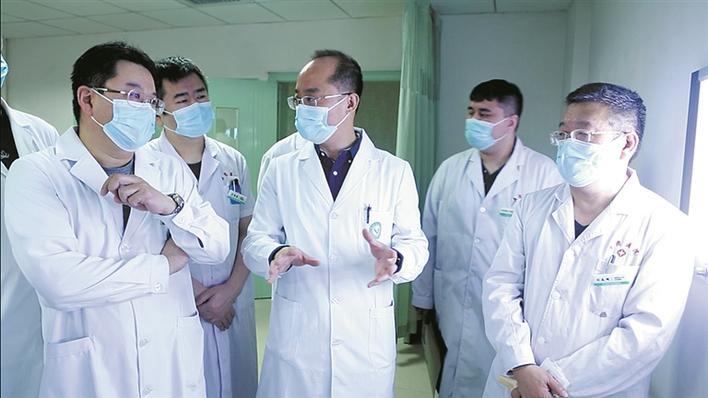 10月26日，李晔（前排右二）与科室医生交流工作经验。胡锦润 摄