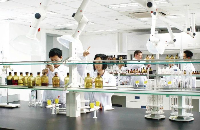 图为华润三九研发人员在做实验。