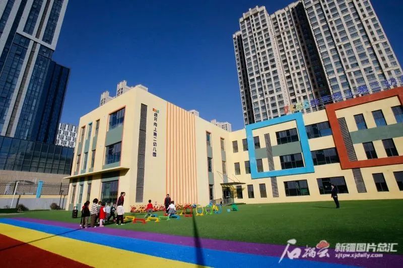 10月25日,在经开向上第二幼儿园,老师带领小朋友在操场上做游戏。石榴云/新疆日报记者谢龙摄