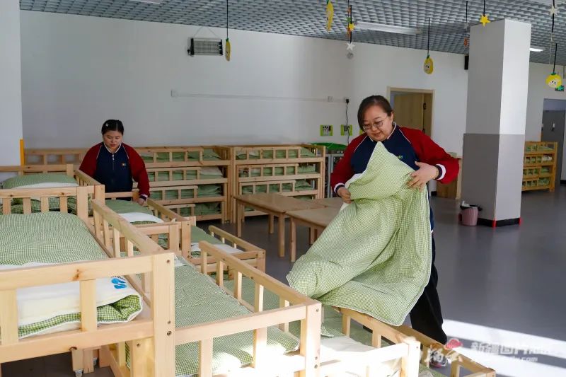 10月25日,在经开向上第二幼儿园,老师为小朋友午睡做准备。石榴云/新疆日报记者谢龙摄