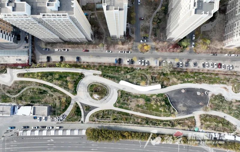 10月27日,俯瞰乌鲁木齐市沙依巴克区骑马山游园(无人机摄)。石榴云/新疆日报记者韩亮摄
