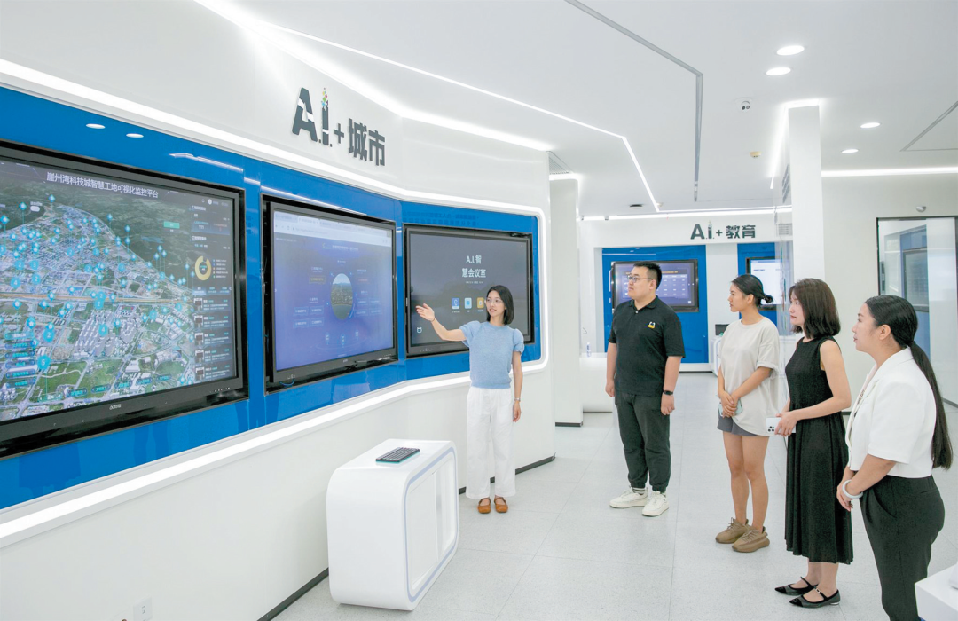 ▲科大讯飞数字园区海南团队工作人员正向嘉宾介绍三亚崖州湾科技城数字孪生平台。