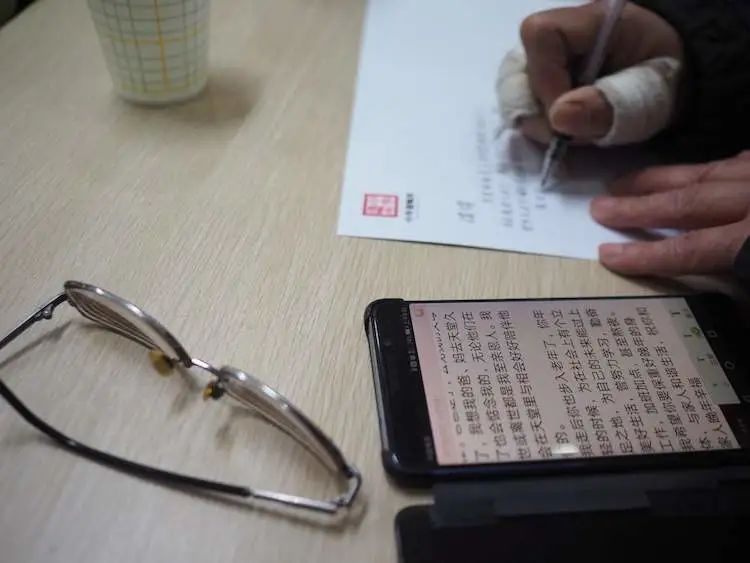 市民正在手抄遗嘱/受访者供图
