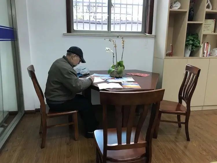 资料图:市民正在办理遗嘱/吴琼摄