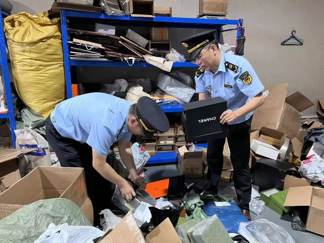 执法人员对600余件涉案商品予以扣押。资料图片