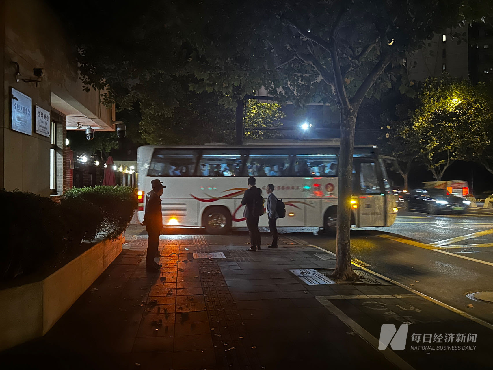 深夜的法院门口,一辆大巴驶出 图片来源:每经记者 黄海 摄