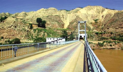 八盘峡公路吊桥 □资料照片