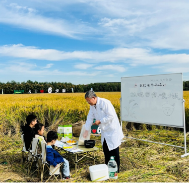 鲜米研究中心专家刘厚清博士田间授课,教孩子们给父母做碗喷香米饭