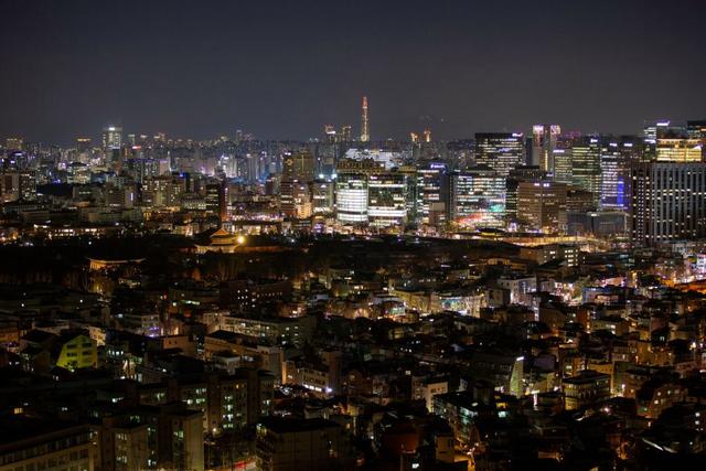 這是2021年12月1日在韓國首爾拍攝的城市夜景。新華社記者王益亮攝