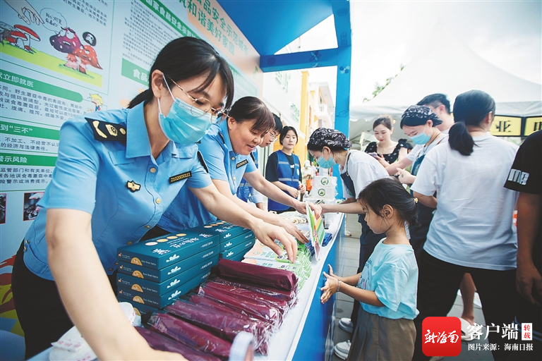 三亚开展食品安全咨询和宣传活动,提升群众食品安全知识知晓率。三亚市市场监督管理局供图