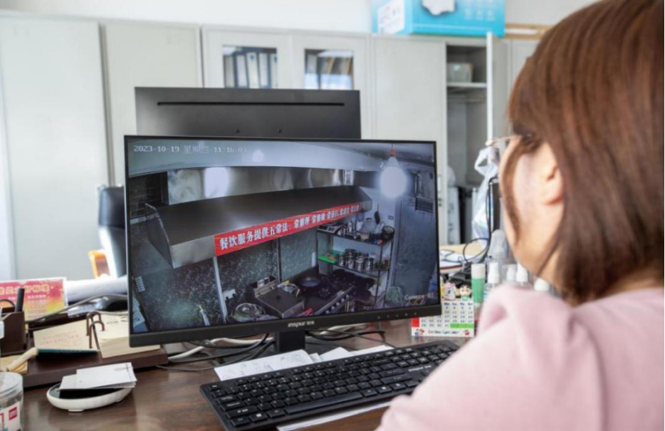 工作人员通过智慧监管大数据中心平台调取餐饮企业后厨监控视频