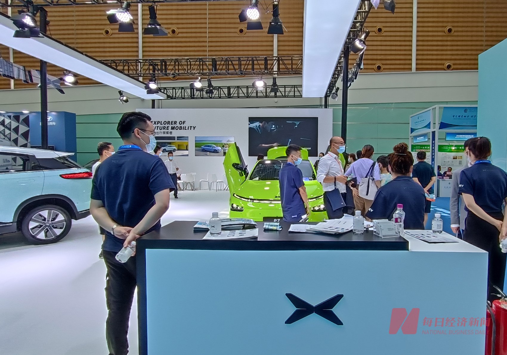 余承东深夜发文！称“有车企‘一把手’不懂AEB”，机构预测：今年高阶智驾渗透率有望突破10%