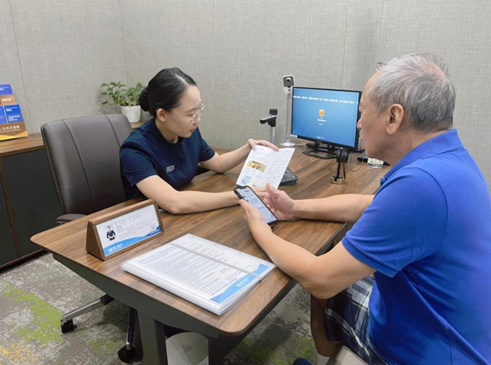 厦门银行莲前支行理财经理为台胞提供金融咨询服务
