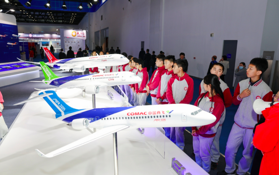 CATA航空大会吸引了很多青少年航空爱好者。