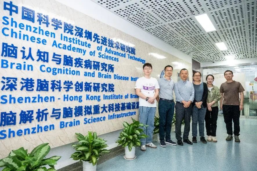 论文通讯作者路中华(左三)、戴辑(左二)、鲍进(右三)与论文共同第一作者洪泽璇(右二)林一程摄