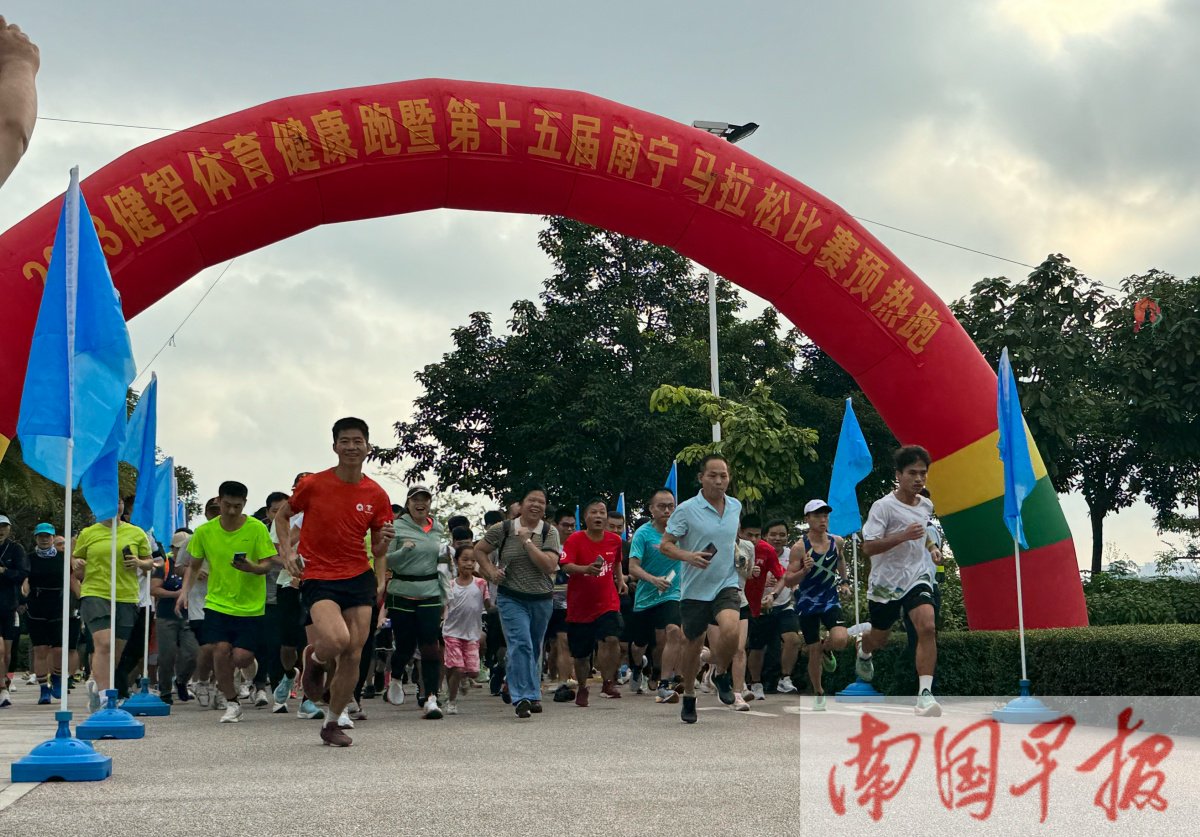 跑友热情参与南马预热跑。记者 陆欣楠 摄