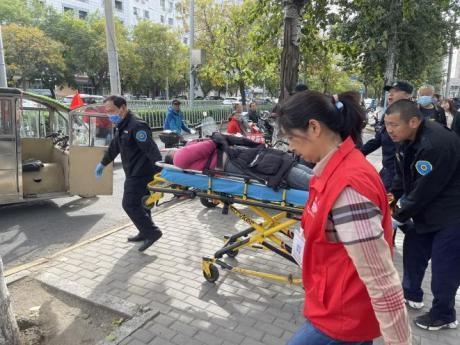 洋桥村社区干部王同伟与民警共同救助落水女子。图源:北京丰台西罗园街道办事处
