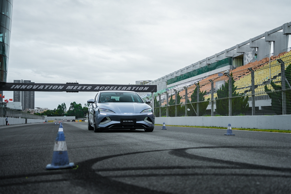 比亚迪日赚一个亿,毛利率反超特斯拉,单车利润终破万