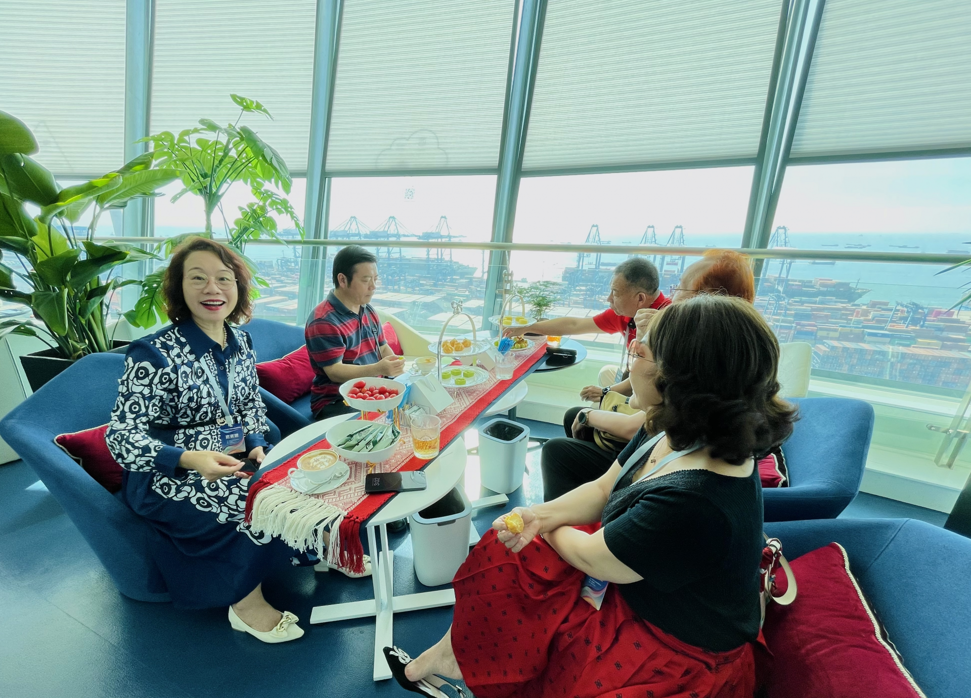 采访团一行在南山能源生态园天空吧品尝空中下午茶。香港商报记者 李溪 摄
