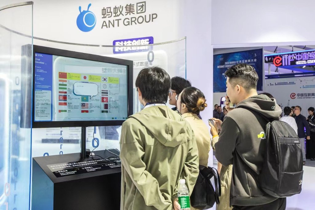 参会者正在体验对话式编程机器人。受访者供图