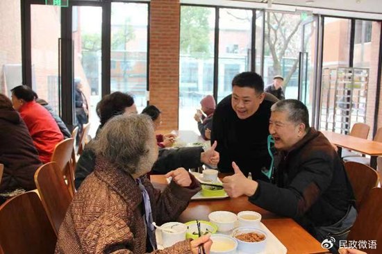 老人在上海市徐汇区天平街道66梧桐邻里汇社区食堂内就餐。天平街道办事处供图