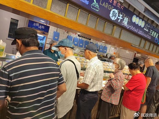 老人在上海市徐汇区天平街道66梧桐邻里汇社区食堂内排队点餐。天平街道办事处供图